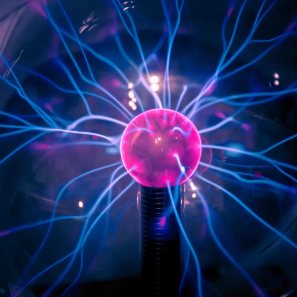 Rayos de bola de plasma en la oscuridad — Foto de Stock