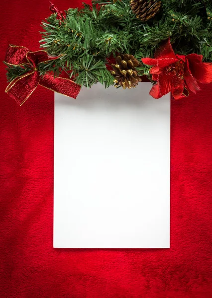圣诞节空白卡纸制成的白月红 — 图库照片