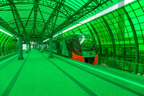 MOSCA, RUSSIA - 13 SETTEMBRE 2016: Central Circle Line MCC Lastochka treno alla stazione Delovoj centr — Foto Stock