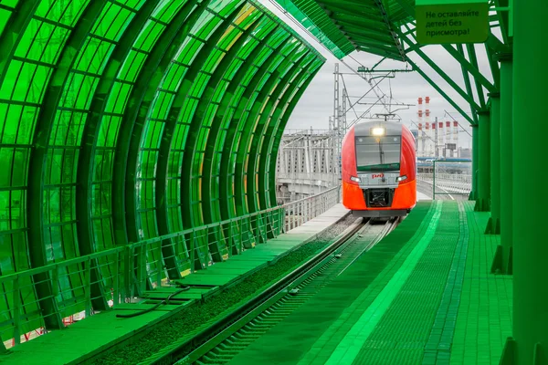 MOSCOW, RÚSSIA - SETEMBRO 13, 2016: Central Circle Line MCC Lastochka train at the station Delovoj centr — Fotografia de Stock