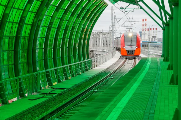 MOSCOW, RÚSSIA - SETEMBRO 13, 2016: Central Circle Line MCC Lastochka train at the station Delovoj centr — Fotografia de Stock