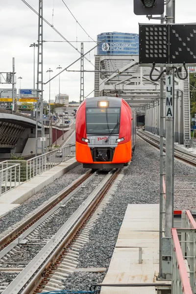 Moskwa, Rosja - 13 września 2016: Centralne koło linia MCK Lastochka pociągu na stacji Delovoj centr — Zdjęcie stockowe