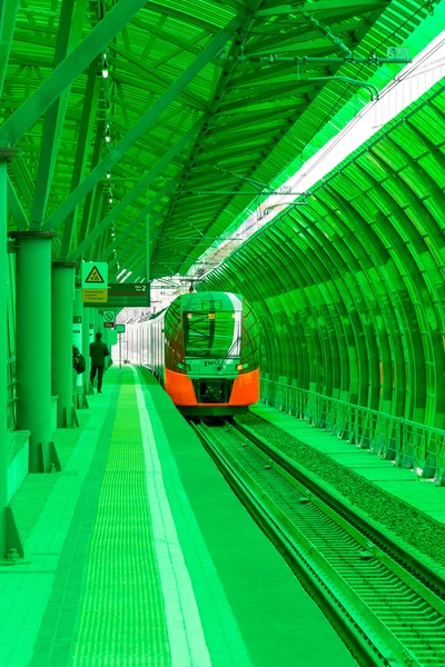 MOSCOW, RÚSSIA - SETEMBRO 13, 2016: Central Circle Line MCC Lastochka train at the station Delovoj centr — Fotografia de Stock