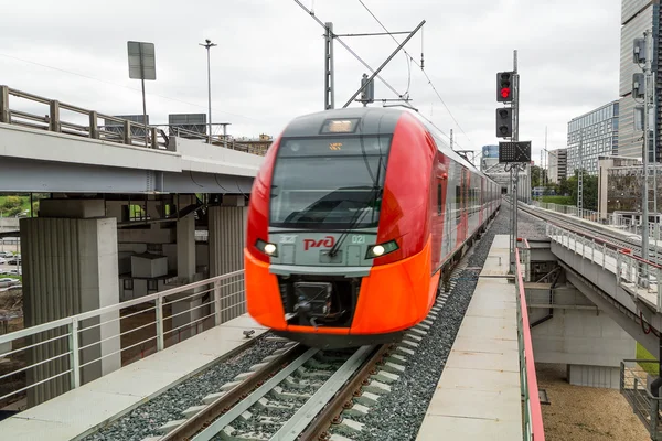 MOSCOW, RÚSSIA - SETEMBRO 13, 2016: Central Circle Line MCC Lastochka train at the station Delovoj centr — Fotografia de Stock