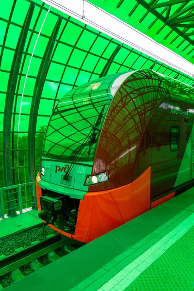 俄罗斯莫斯科-2016 年 9 月 13 日︰ 中央圆线 Mcc Lastochka 列车在站 Delovoj 中心 — 图库照片