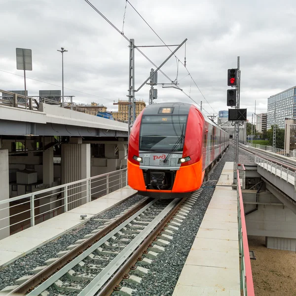 MOSCOW, RÚSSIA - SETEMBRO 13, 2016: Central Circle Line MCC Lastochka train at the station Delovoj centr — Fotografia de Stock