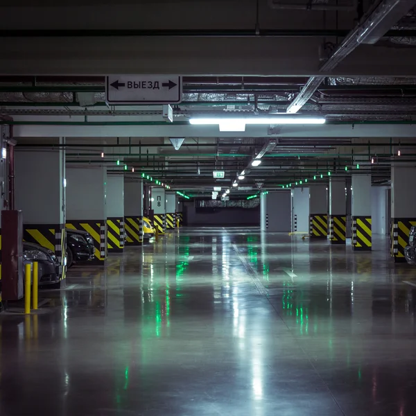 Parking garaje, interior subterráneo con coches aparcados — Foto de Stock