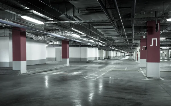 Lege ondergrondse parkeergarage — Stockfoto