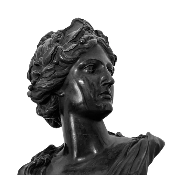 Genç bayanın beyaz mermer heykel başı. Şehvetli Rönesans dönemi heykeli. Beyaz arka planda izole edilmiş, antikacı tarzında çıplak bir kadın. — Stok fotoğraf