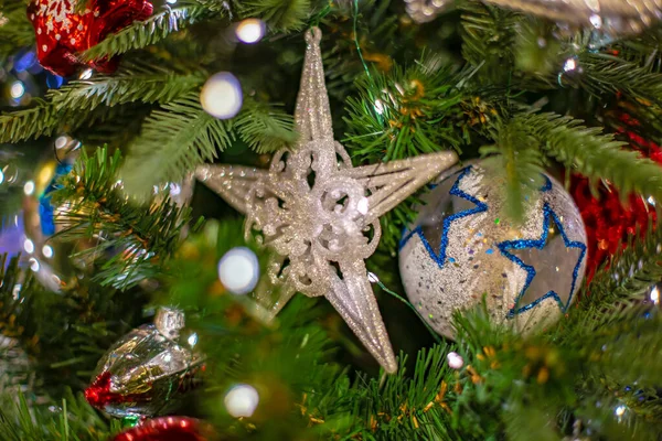 Fondo navideño con estrella decorativa, ramas de abeto y conos de pino —  Fotos de Stock