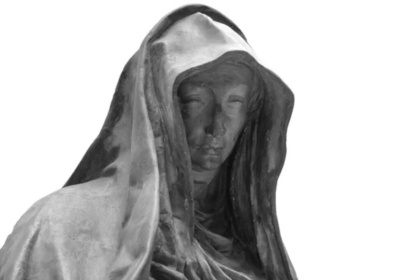 Volto di statua di donna in lutto isolato su sfondo bianco. Gesso scultura antica di volto giovane donna. Copia ritratto testa di gesso — Foto Stock