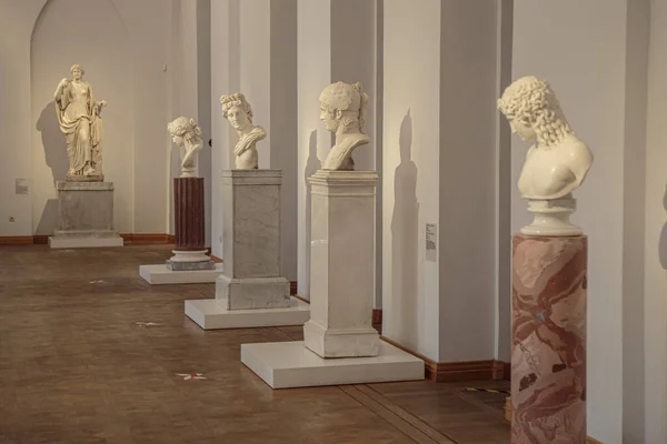 Moscovo, Rússia. 29 de setembro de 2020: Ancient statue heads. Gesso escultura homens rostos. Coleção de esculturas, Período helenístico, Museu Caricino de Moscou — Fotografia de Stock