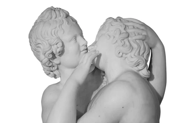 Пара молодых статуй целуются, изолированные на белом фоне. Мраморная скульптура — стоковое фото