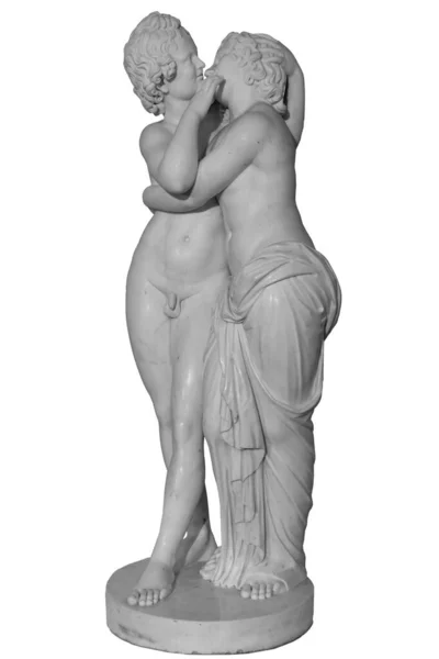 Estatua de los amantes del Amor y la Psique. Estatua de hombre y mujer de mármol besos aislada sobre fondo blanco. —  Fotos de Stock