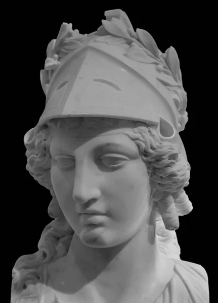 Antigua diosa griega Atenea Palas estatua aislada en negro. Cabeza de mujer de mármol en escultura de casco. — Foto de Stock
