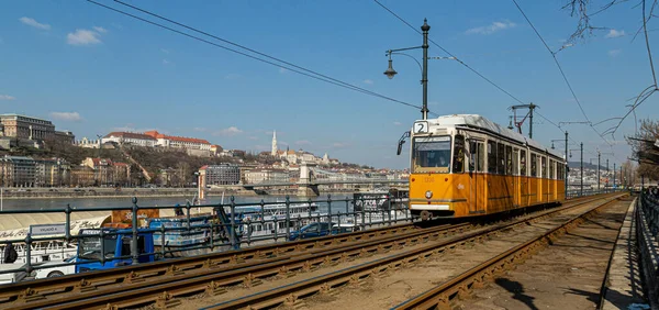 Budapest, 22 marzo 2018: Tram giallo all'inizio dell'inverno con cielo nuvoloso. Tram numero 2 è famosa per essere la migliore linea europea selezionata da National Geographic — Foto Stock