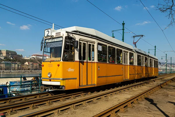 Budapest, Hongarije, 22 maart 2018: Gele Tram in de vroege winter met bewolkte lucht. Tram nummer 2 staat bekend als de beste Europese lijn geselecteerd door National Geographic — Stockfoto