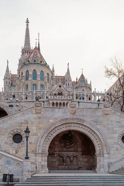 Budapest, Hongrie - 27 mars 2018 : Bastion des pêcheurs. Les tours coniques de Castle Hill font allusion aux tentes tribales des premiers Magyars. — Photo