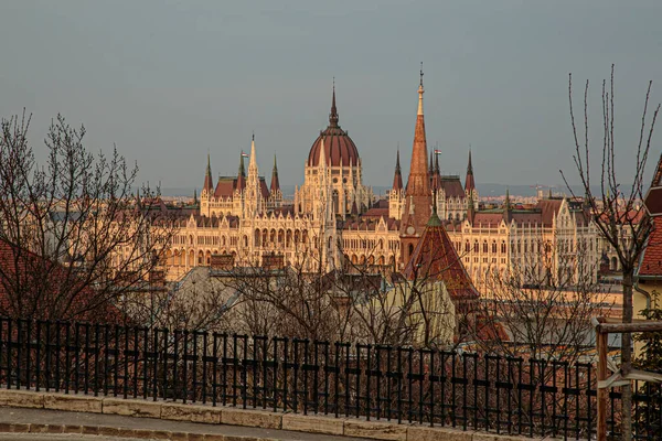 Budapeste, Hungria - 27 de março de 2018: Parlamento de Budapeste junto ao rio Danúbio. Panorama de pragas do Danúbio - Património Mundial da UNESCO — Fotografia de Stock