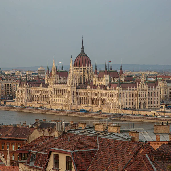 Budapest, Magyarország - 2018. március 27.: Parlament Budapesten a Duna partján felülről. Duna-pesti panoráma - UNESCO világörökségi helyszín — Stock Fotó