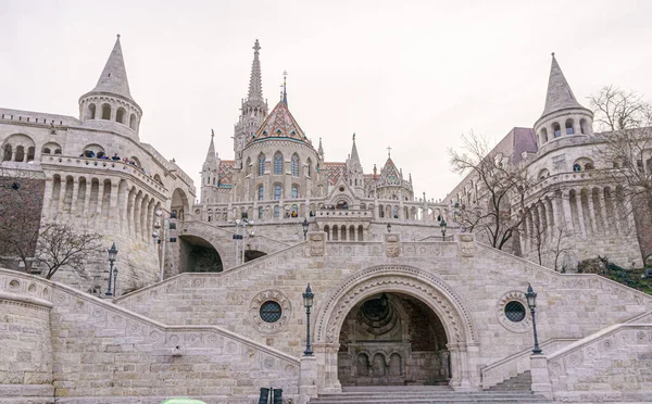 Budapest, Hungary - 2018 년 3 월 27 일 : Fishermen Bastion. 캐슬 힐에 있는 원뿔형 탑들은 초기 마자르의 부족 천막들을 암시하는 것이다 — 스톡 사진