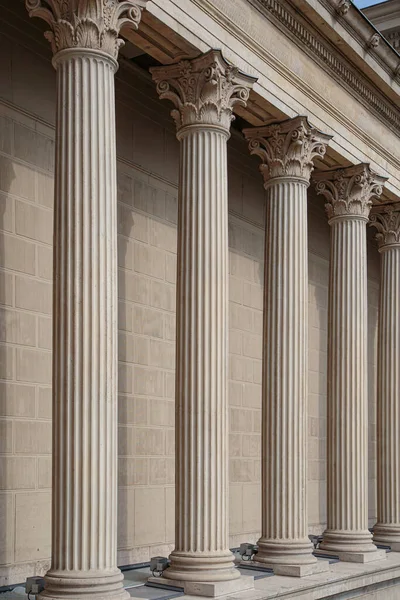 Ancienne colonne du palais de justice. Colonne en pierre ancienne architecture classique détail — Photo