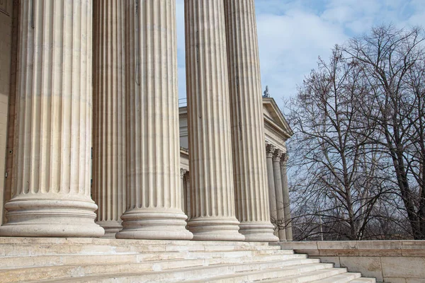 Régi Igazságügyi Bíróság Hadoszlopa. Kő oszlop ősi klasszikus építészet részlet — Stock Fotó
