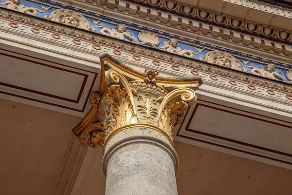 Верхняя часть колонн в греческом стиле с золотым верхом — стоковое фото