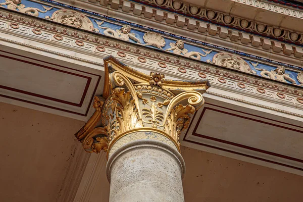 Partie supérieure du pilier, colonnes de style grec avec dessus doré Photos De Stock Libres De Droits