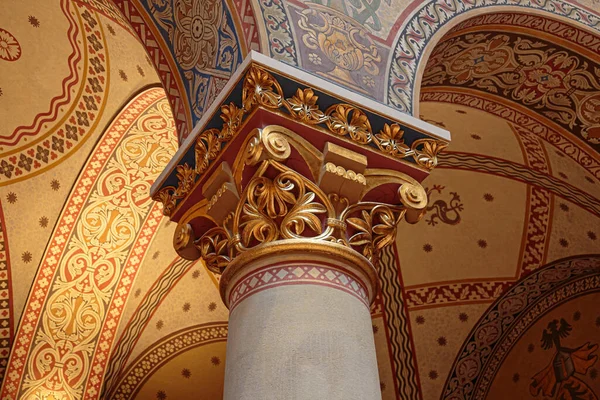 Parte superiore del pilastro, colonne in stile greco con piano dorato Immagini Stock Royalty Free