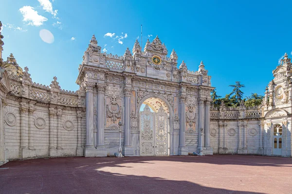 Den lyxiga Norra porten av Dolmabahce Palace. Vackra vita stengrindar med pelare är dekorerade med sniderier, torn och förgyllning — Stockfoto