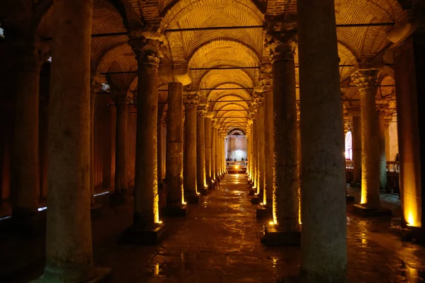土耳其伊斯坦布尔的地下大教堂Cistern Yerebatan Sarnici 。伊斯坦布尔地下的Cistern伊斯坦布尔的大教堂展览馆 — 图库照片