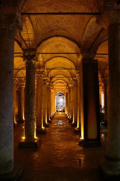 土耳其伊斯坦布尔的地下大教堂Cistern Yerebatan Sarnici 。伊斯坦布尔地下的Cistern伊斯坦布尔的大教堂展览馆 — 图库照片