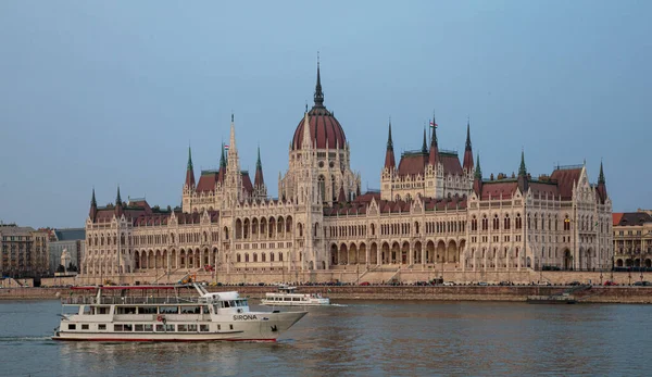 Budapeste, Hungria - 27 de março de 2018: Parlamento de Budapeste junto ao rio Danúbio. Panorama de pragas do Danúbio - Património Mundial da UNESCO — Fotografia de Stock