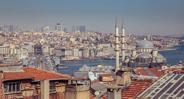 Туристичні кораблі в Затоці Золотий Рог Стамбула і вигляд на мечеть Сулейманіє з округом Султанахмет проти блакитного неба і хмар. Стокова Картинка