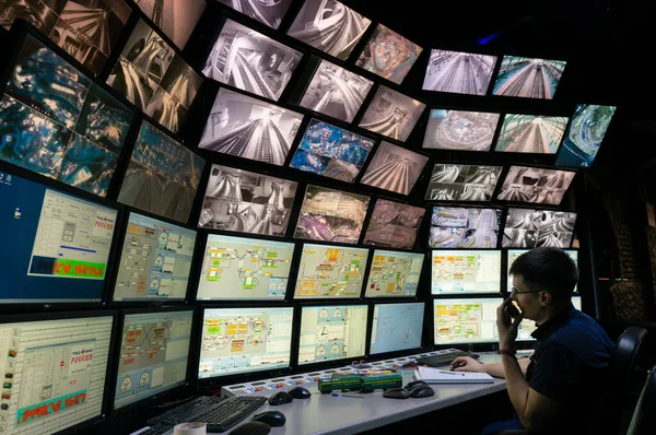 Saint-Pétersbourg, Russie - 9 décembre 2019 : Vue arrière d'un homme regardant plusieurs écrans d'ordinateur. Affichages de surveillance de Grand maket Russie — Photo