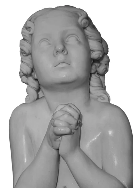 Мальчик-статуя молится Богу, держась за руки. Красивая старая каменная статуя молящегося ребенка на белом фоне — стоковое фото