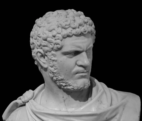 Kopf- und Schulterdetail des antiken Mannes mit Bartplastik. Antikes Gesicht mit Schnurrbart Statue isoliert auf schwarzem Hintergrund — Stockfoto