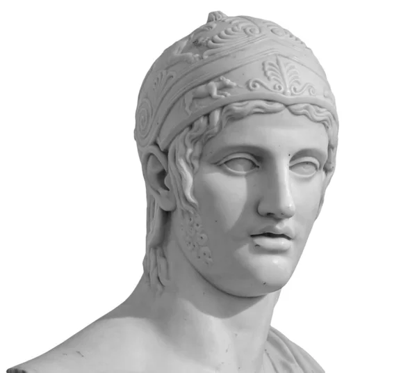 Детали головы и плеч древнего человека со скульптурой бороды. Антикварное лицо со статуей усов на белом фоне — стоковое фото