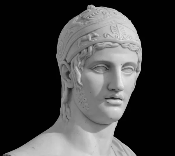 Ősi római szobor. A férfi szobor fejének és vállának részletei. Antik arc szobor elszigetelt fekete háttér — Stock Fotó