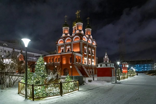 Moskva, Ryssland - 04 februari 2020: Znamenskij klosterkatedralen är den gamla överlevande byggnaden av det större komplexet. I början användes den som Romanovs kyrka. — Stockfoto