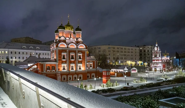 Москва, Россия - 04 февраля 2020 года: Знаменский монастырский собор является старым сохранившимся зданием более крупного комплекса. В древности он использовался как церковь Романовых. — стоковое фото