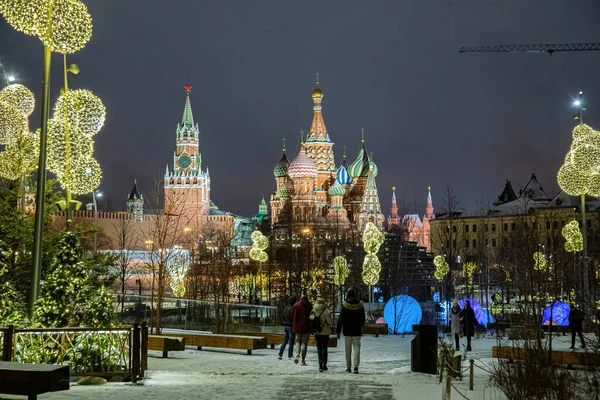 Москва, Россия - 04 февраля 2020 года: Празднично украшен к зимним праздникам Парк Зарядье. Панорама Москвы. Рождество в России — стоковое фото