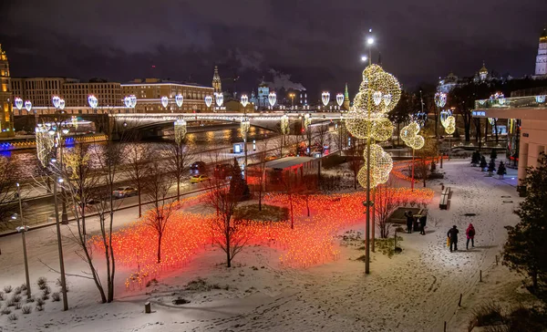 Москва, Россия - 04 февраля 2020 года: Празднично украшен к зимним праздникам Парк Зарядье. Панорама Москвы. Рождество в России — стоковое фото