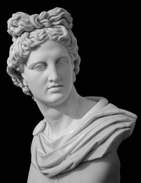 Cópia branca do gypsum da estátua antiga da cabeça de Apollo God of Sun isolada em um fundo preto. Escultura de gesso de cara de homem. Retrato renascentista — Fotografia de Stock