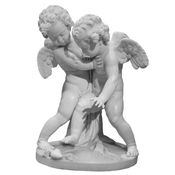 Due angeli bianchi figurine isolate su sfondo bianco. Scultura dei Cupidi. Statua in pietra di giovani cherubini — Foto Stock