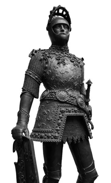 Sculpture of King Arthur old metal statue. Medieval knights armor full size standing warrior. Order of the Knights Templar and an iron knight — Stock Photo, Image
