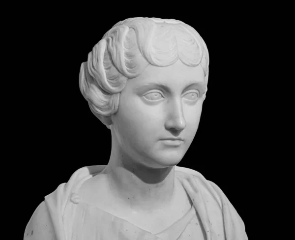 고대 흰색 대리석 조각 흉상이었던 파우 스티나 (Faustina) 가 있었다. 로마 황제 마르쿠스 아우렐리우스의 아내. 검은 옷을 입은 젊은 여자의 모습 — 스톡 사진