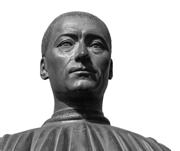 Detalle de la cabeza de la escultura del hombre antiguo. Cara de piedra aislada sobre fondo blanco. Estatua de mármol antiguo de carácter mítico —  Fotos de Stock