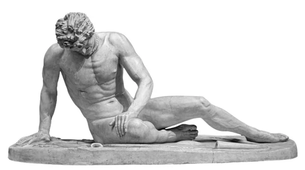 Antica scultura in marmo bianco di nudo morente Gallia. Antica statua classica di soldato isolato su bianco. Pietra ferito figura maschile — Foto Stock